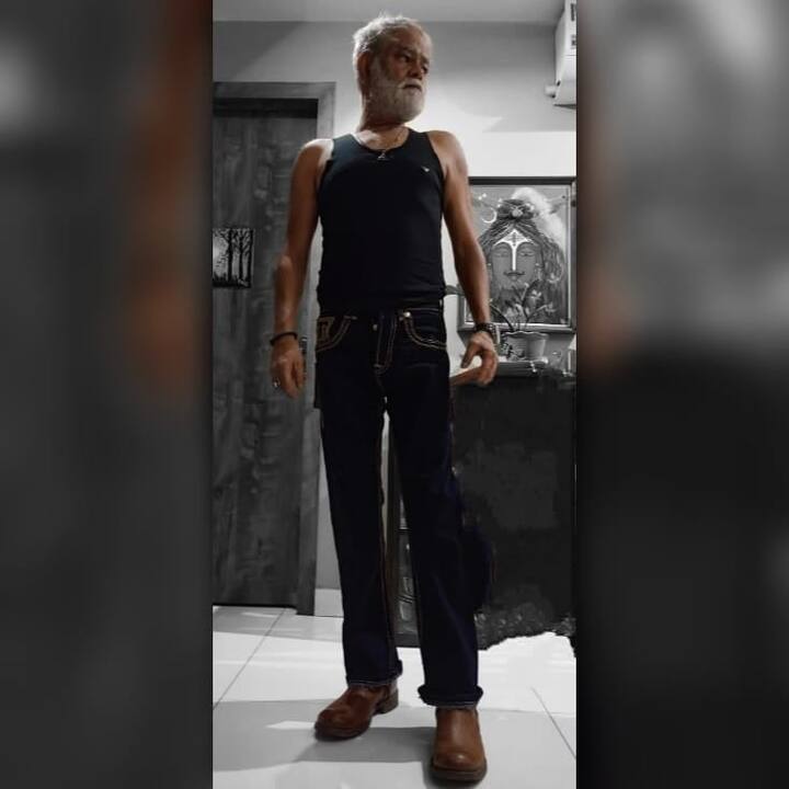 संजय मिश्रा को एनएसडी से पास आउट होने के बावजूद मुंबई फिल्म इंडस्ट्री में बहुत स्ट्रगल करना पड़ा. काफी सालों तक संजय को काम नहीं मिला. हालांकि बाद में वे टीवी सीरियल ‘ऑफिस-ऑफिस’ के करप्ट ऑफिसर शुक्ला के रूप में खूब फेमस हुए.