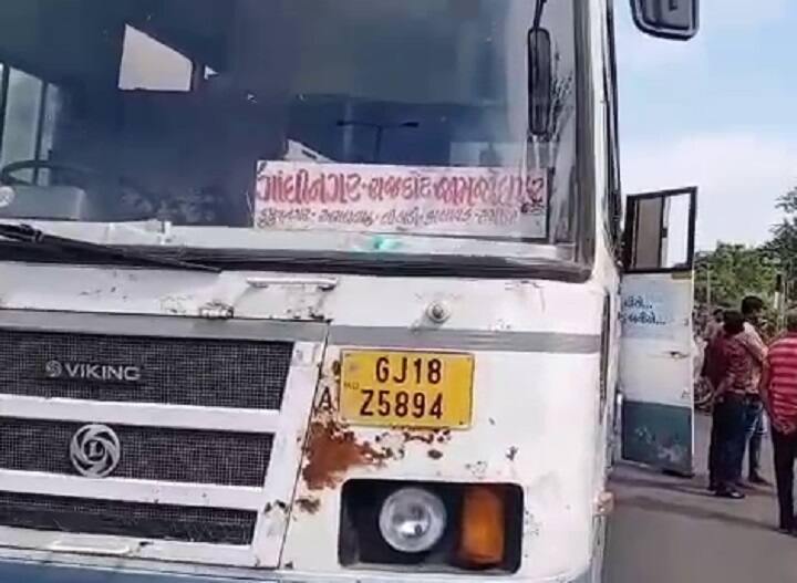 Rajkot : St bus hits bike on Kalavad road, biker died on the spot Rajkot : ST બસે બાઇકને અડફેટે લેતાં યુવકનું ઘટનાસ્થળે જ મોત, નવા વર્ષે જ પરિવારમાં માતમ