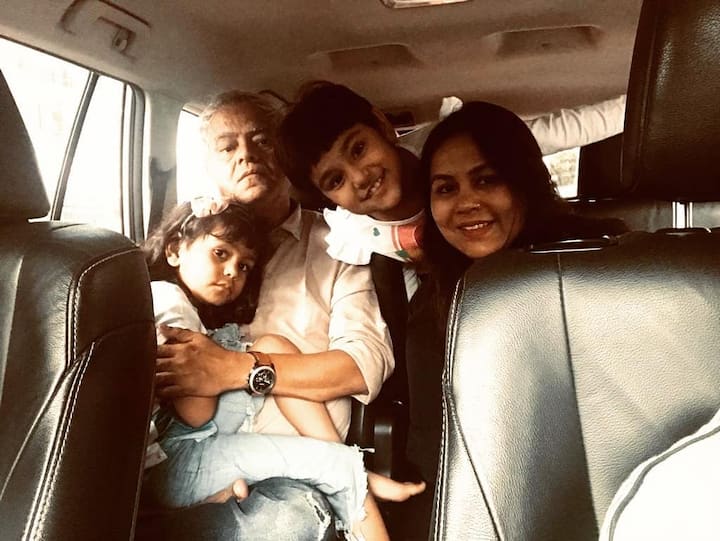 संजय मिश्रा की पर्सनल लाइफ की बात करें तो बीती 6 अक्टूबर को संजय 58 साल के हुए हैं. उनकी पत्नी का नाम किरन मिश्रा है और उनकी दो बेटियां हैं लम्हा और पल. संजय आए दिन उनसे साथ की तस्वीरें सोशल मीडिया पर शेयर करते रहते हैं.