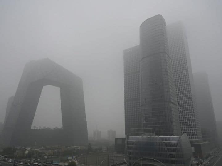 Beijing Pollution: कोयला के चलते चीन की राजधानी बीजिंग में छाई धुंध, हाईवे और स्कूल प्लेग्राउंड किए गए बंद