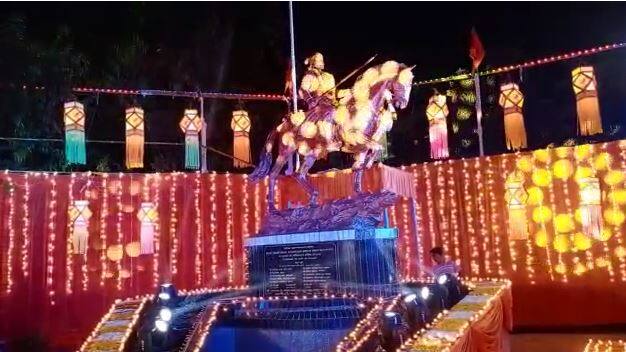 दिवाळी निमित्ताने नाशिकरोड परिसरातील छत्रपती शिवाजी महाराजांच्या अश्वारूढ पुतळ्याला विद्युत रोषणाई करण्यात आली होती