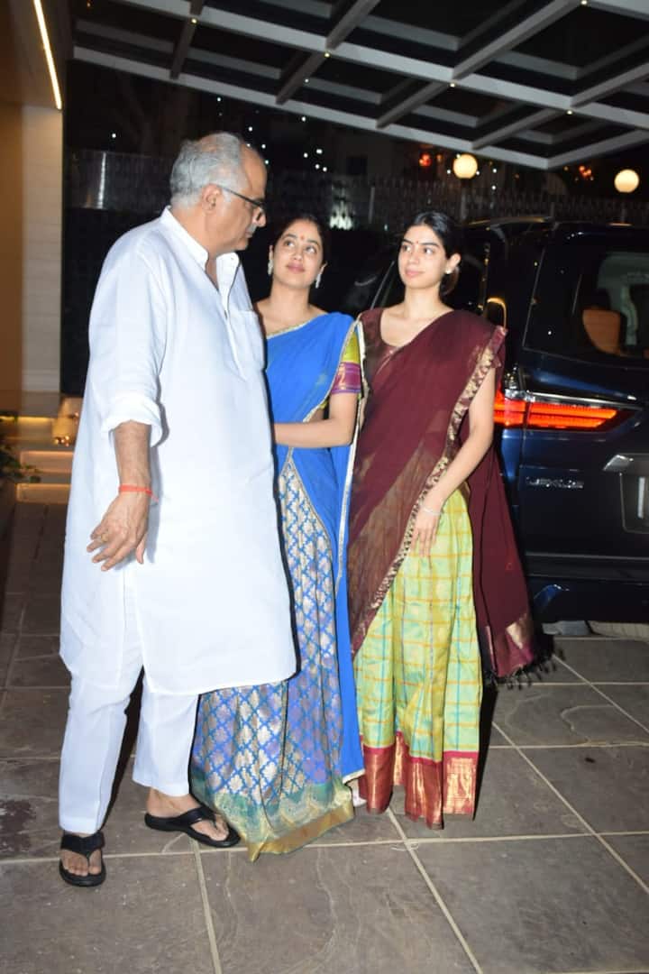 দীপাবলির পুজো উপলক্ষ্যে নিজেদের অফিসের বাইরে পাপারাৎজিদের ক্যামেরাবন্দি হলেন বনি কপূর ও তাঁর দুই কন্যা। জাহ্নবী কপূর ও খুশী কপূর।