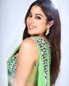 सितारों वाली हरी साड़ी पहन Janhvi Kapoor ने बिखेरी खूबसूरती ही खूबसूरती! प्यारी सी मुस्कान से लूट लिया चैन और करार