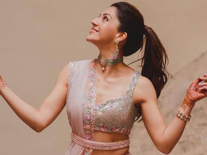 'మహానుభావుడు', 'రాజా ది గ్రేట్' తో హిట్స్ అందుకోవడంతో వరుస ఆఫర్స్ సంపాదించుకుంది. కానీ ఆ తర్వాత వచ్చిన కేర్ ఆఫ్ సూర్య, జవాన్, పంతం, కవచం ఇలా వరుస ఫ్లాప్స్ రావడంతో మెహ్రీన్ ఇక బ్యాగ్ సర్దేసుకోవడమే అన్నారు. అదే సమయంలో 2019 సంక్రాంతి కానుకగా విడుదలైన 'ఎఫ్ 2' తో బ్లాక్ బస్టర్ కమ్ బ్యాక్ ఇచ్చింది. వెంకటేశ్, వరుణ్ తేజ్, తమన్నా, మెహ్రీన్ నటించిన ఈ మూవీ సూపర్ హిట్ కావడంతో వరుస మళ్లీ అవకాశాలు వచ్చాయి. ఆ తర్వాత కూడా ఫ్లాప్ లు రావడంతో పరిస్థితి కాస్త అటుఇటుగా మారింది. అదేసమయంలో మళ్లీ  తనకు హిట్స్ ఇచ్చిన దర్శకులు పిలిచి ఆఫర్స్ ఇచ్చారు.