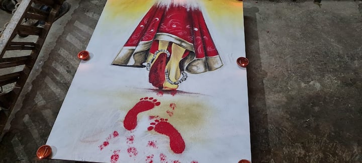 दारात किंवा अंगणात काढलेली सुंदर आणि सुरेख रांगोळी लोकांचं लक्षं आकर्षित करते.