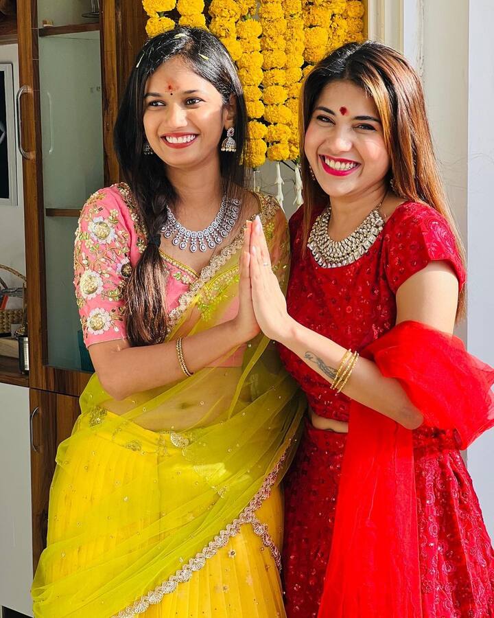 నవ్వుతూ ఫొటోలకు ఫోజులిచ్చి నెటిజన్లను మాయ చేస్తున్నారు. (Photo Courtesy: Instagram)