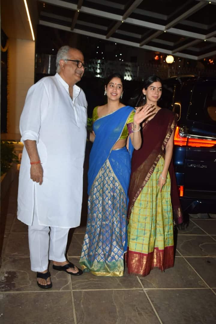 পাপারাৎজিদের দিনে হাত নাড়েন তারকারা। এমনকি নিজেদের মধ্যে খুনসুটি ও মজা করতেও দেখা যায় তাঁদের। ক্যামেরাবন্দি হয় বাবা ও মেয়েদের মজার মুহূর্ত।