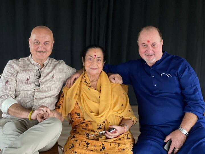 Anupam Kher on Koo latest post shares photo with mother dulari kher and brother raju kher Anupam Kher ने Dulari Kher और Raju Kher के साथ फोटो की शेयर, बोले- बेटे शायद आदमी बन जाएं लेकिन...