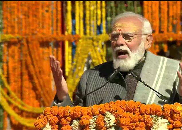 पंतप्रधान झाल्यानंतर मोदींचा हा पाचवा केदारनाथ दौरा आहे. सकाळी पंतप्रधान नरेंद्र मोदी यांनी बाबा भोलेनाथांची पूजा केली आहे. त्यानंतर त्यांनी आदि गुरु शंकराचार्यांच्या समाधीचं अनावरण देखील केलं आहे. (Photo tweeted by @ANI)