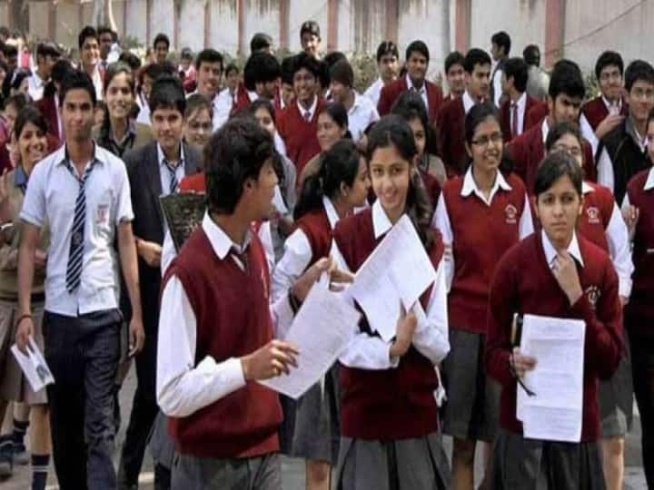 CBSE Class 10 English exam bord drops controversial passage and full marks to students CBSE ने वादग्रस्त उतारा हटवला, विद्यार्थ्यांना आता पैकीच्या पैकी गुण!