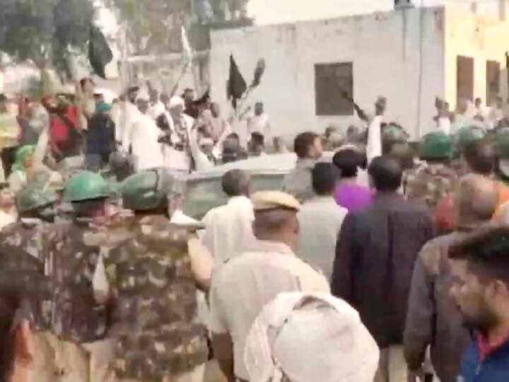 Haryana Farmers in Hisar district show black flags to BJP MP Ram Chander Jangra Haryana News: हरियाणा के हिसार में किसानों ने बीजेपी सांसद को दिखाए काले झंडे, कार में तोड़फोड़