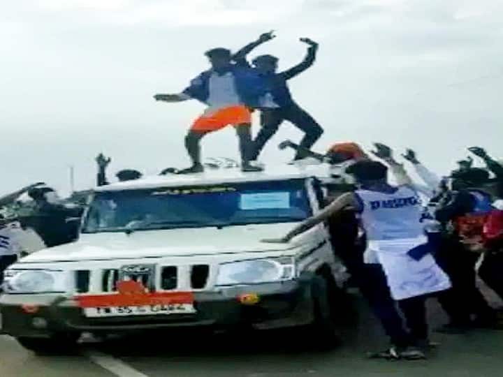 Ramanathapuram: Five youths have been arrested for stabbing a police vehicle at Muthuramalingam Thevar Gurupuja தேவர் குருபூஜையில் குத்தாட்டம் போட்ட இளைஞர்களை கொத்தாக தூக்கிய போலீஸ்