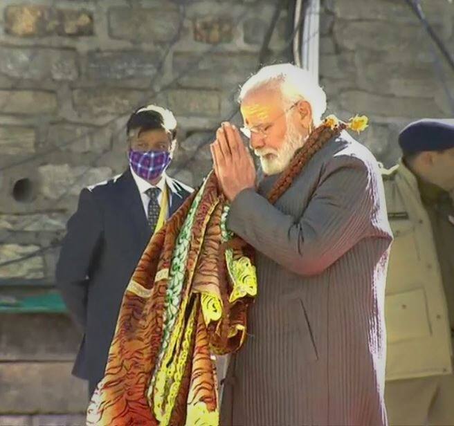 তারপর মন্দিরে প্রবেশ করে বিশেষ রুদ্রাভিষেকের পুজো করেন। পুজোর পর নির্মাণ কাজ পরিদর্শন করেন এবং আদি শঙ্করাচার্যর সমাধিস্থলে পৌঁছন।