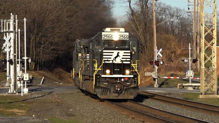 ਤਿੰਨ ਵੱਡੇ ਤੇ ਦੋ ਛੋਟੇ ਹੌਰਨ: ਇਸ ਹੌਰਨ ਦਾ ਮਤਲਬ ਹੈ ਕਿ ਗਾਰਡ ਐਕਟਿਵ ਹੋ ਜਾਵੇ, ਉਸ ਦੀ ਮਦਦ ਦੀ ਲੋੜ ਹੈ।