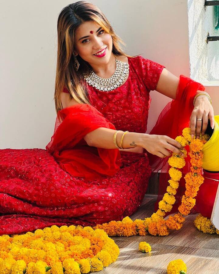 రెడ్ డ్రెస్ లో హమీద లేటెస్ట్ ఫోటో (Photo Courtesy: Instagram)