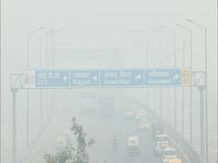 Delhi Air Pollution: प्रदूषण के चलते सफेद चादर में लिपटी दिल्ली, दिन में हेडलाइट जलाकर गाड़ी चला रहे लोग, देखें तस्वीरें