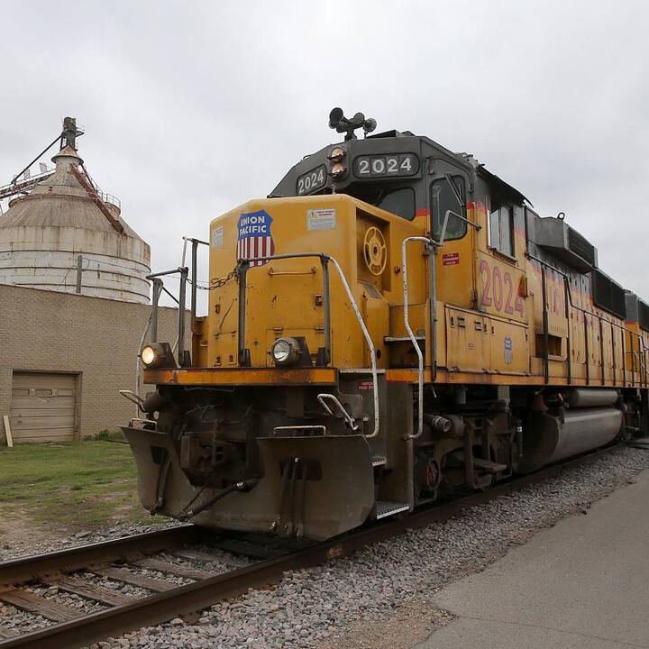 ਲਗਾਤਾਰ ਹੌਰਨ: ਜਦ ਵੀ ਕੋਈ ਇੰਜਨ ਲਗਾਤਾਰ ਹੌਰਨ ਵਜਾਵੇ ਤਾਂ ਸਮਝਣਾ ਚਾਹੀਦਾ ਹੈ ਕਿ ਇਹ ਟ੍ਰੇਨ ਸਟੇਸ਼ਨ 'ਤੇ ਨਹੀਂ ਰੁਕੇਗੀ।