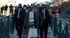 PM Modi Kedarnath Visit: केदारनाथ धाम पहुंचे प्रधानमंत्री, पहाड़ी टोपी पहने नजर आए पीएम मोदी