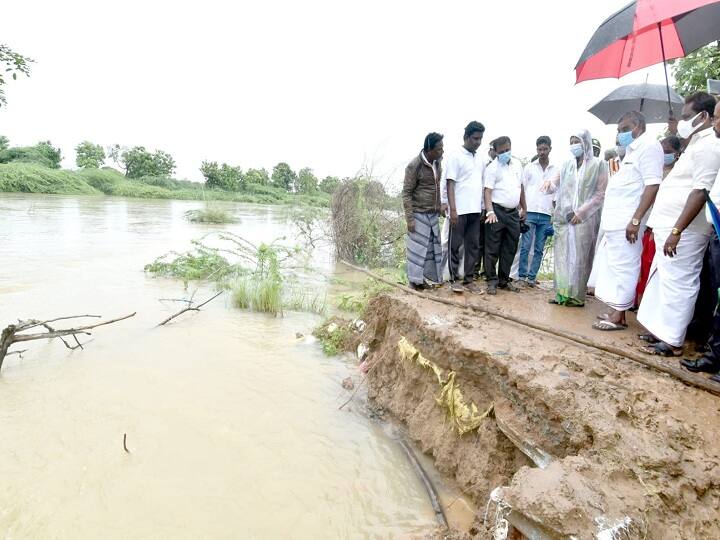 Thiruvarur: District Collector Gayatri Krishnan inspected the bank of the Vettaru river due to heavy rains திருவாரூரில் கனமழையின் காரணமாக உடைந்த வெட்டாற்றின் கரை