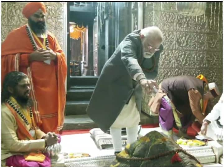 PM Narendra Modi Kedarnath Visit: PM Modi offered prayers at Kedarnath temple, unveiled the statue of Adi Guru Shankaracharya PM Modi Kedarnath Visit: पीएम मोदी ने केदारनाथ मंदिर में की पूजा अर्चना, आदि गुरु शंकराचार्य की मूर्ति का किया अनावरण- Video