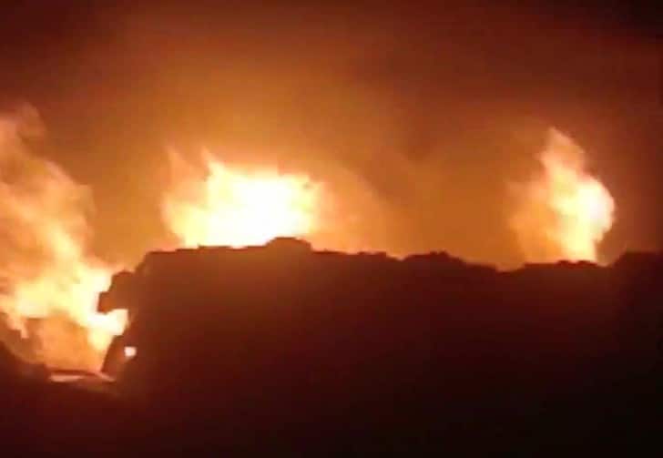 Gujarat: Fire breaks out at a paper mill in Vapi, Valsad Gujarat Fire: वलसाड के वापी में पेपर मिल में लगी भीषण आग, 6 घंटों बाद भी नहीं पाया जा सका काबू