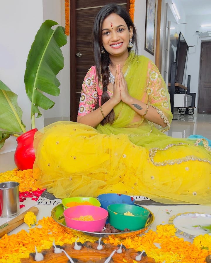 దీపావళి సందర్భంగా లంగా వోణీలో పూజ చేసిన ఫోటోలను అభిమానులతో షేర్ చేసకుంది. (Image credit: Instagram)