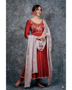 Ritu Varma Photos: నూతన వధువులా సిగ్గుపడుతున్న 'వరుడు కావలెను' బ్యూటీ