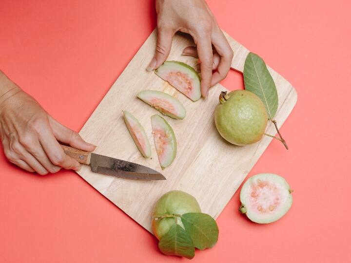 Health Benefits of Guava Guava: పేదవాడి యాపిల్ ‘జామ కాయ’... క్యాన్సర్ కణాలను నాశనం చేయగల సూపర్ ఫుడ్