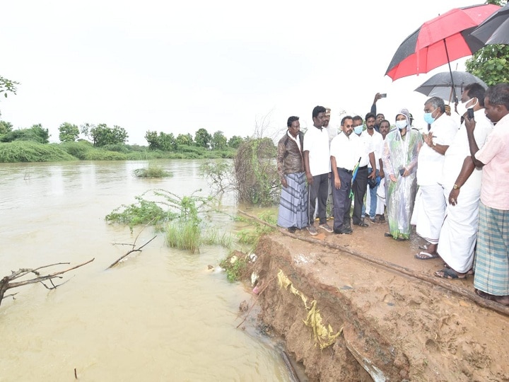 திருவாரூரில் கனமழையின் காரணமாக உடைந்த வெட்டாற்றின் கரை