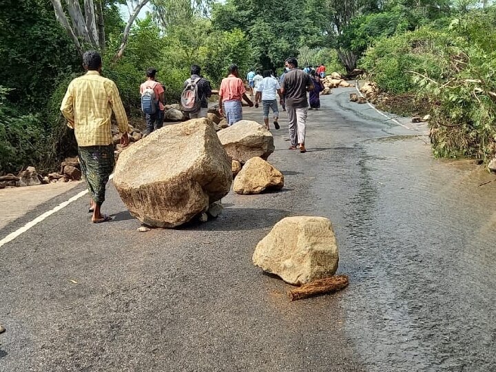 சேலத்தில் நேற்றிரவு பெய்த கனமழை காரணமாக குப்பனூர் - ஏற்காடு சாலையில் மண் சரிவு