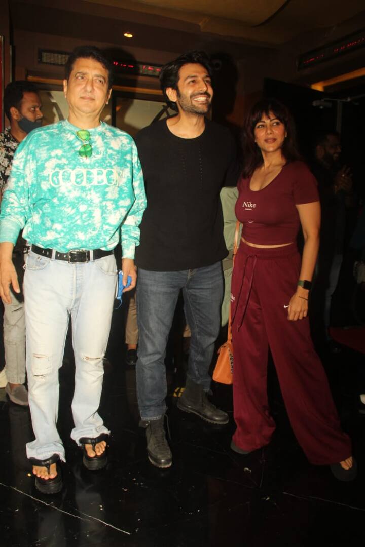 लिहाजा बॉलीवुड के तमाम सितारे सिनेमाघर में स्पॉट हुए. साजिद नाडियाडवाला भी इस मौके पर पत्नी वर्धा के साथ सूर्यवंशी देखने पहुंचे.