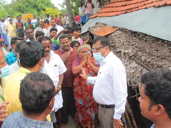 சேலத்தில் நேற்றிரவு பெய்த கனமழை காரணமாக குப்பனூர் - ஏற்காடு சாலையில் மண் சரிவு சேலத்தில் நேற்றிரவு பெய்த கனமழை காரணமாக குப்பனூர் - ஏற்காடு சாலையில் மண் சரிவு