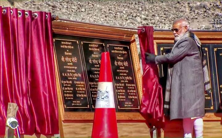 এর পর সেখান থেকে ভারতীয় বায়ুসেনার বিমানে কেদারনাথ মন্দিরের উদ্দেশে রওনা দেন প্রধানমন্ত্রী। সকালে আটটা থেকে সাড়ে আটটা পর্যন্ত মোদি কেদারনাথ মন্দিরে পৌঁছে প্রথমে মন্দিরের বিভিন্ন সংস্কারমূলক কাজের পর্যালোচনা করেন প্রধানমন্ত্রী। তাঁকে সংস্কারের ভিডিও দেখানো হয়।