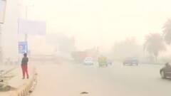 Noida Air Pollution: जहरीली धुंध की सफेद चादर से वाहनों की रफ्तार हुई धीमी,बढ़ी लोगों की मुश्किलें।