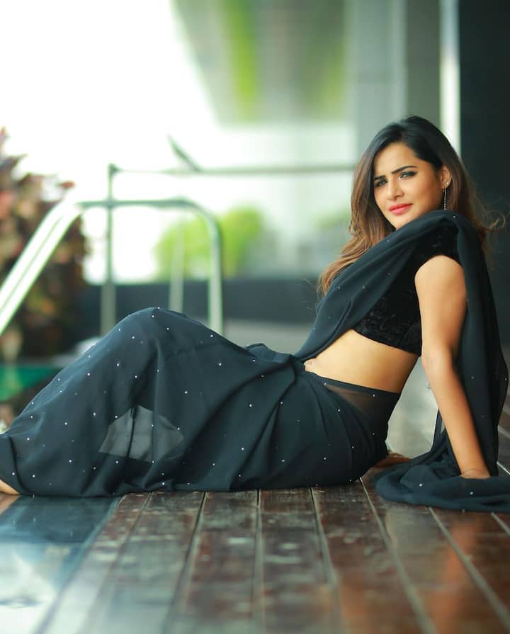 ఈ మధ్యకాలంలో అమ్మడు గ్లామర్ షో బాగా పెంచేసింది. (Image credit: Instagram)