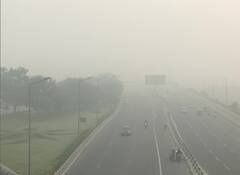 Delhi Air Pollution: प्रदूषण के चलते सफेद चादर में लिपटी दिल्ली, दिन में हेडलाइट जलाकर गाड़ी चला रहे लोग, देखें तस्वीरें