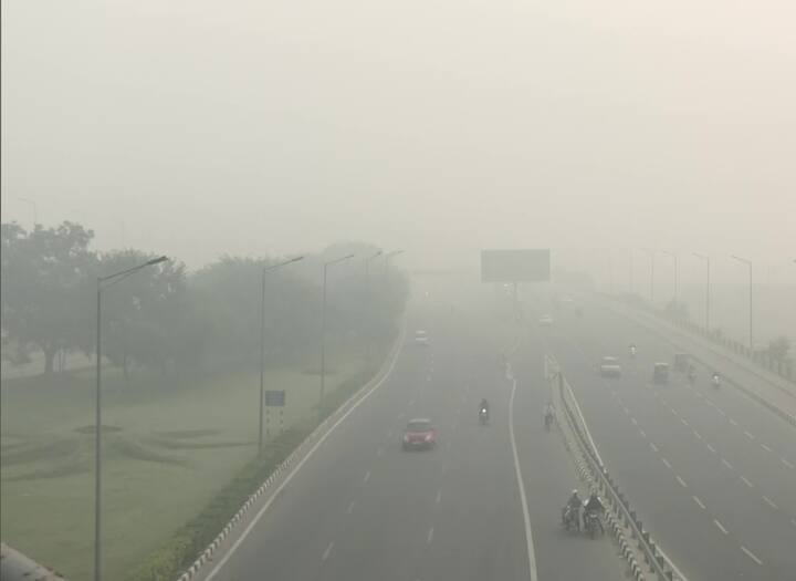 दिवाली की अगली सुबह यानी आज पूरी दिल्ली धुंध की सफेद चादर से लिपटी नजर आई. सूरज निकलने के बाद भी धुंध के कारण गाड़ियों को हेड लाइट जलाकर चलना पड़ रहा है.