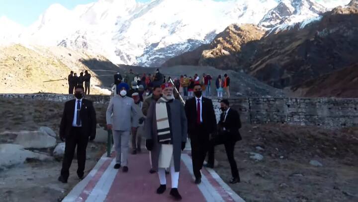 इससे पहले, भारी सुरक्षा व्यवस्था के बीच देहरादून के निकट जौलीग्रांट हवाई अड्डे पहुंचे मोदी का राज्यपाल लेफ्टिनेंट जनरल (सेवानिवृत्त) गुरमीत सिंह और मुख्यमंत्री पुष्कर सिंह धामी सहित अन्य लोगों ने स्वागत किया.