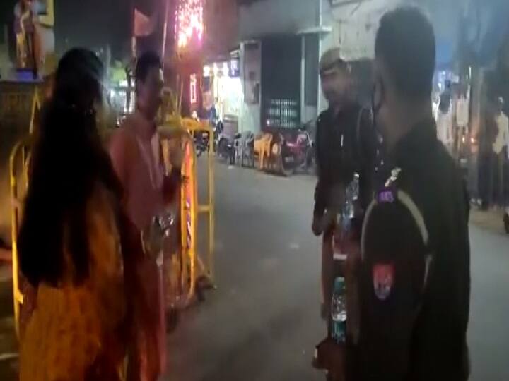 Shahjahanpur Diwali: ड्यूटी कर रहे पुलिसकर्मियों के बीच अचानक पहुंचे पुलिस अधीक्षक, बांटी खुशियां