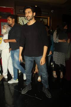 Sooryavanshi के लिए थियेटर्स में उमड़ी बॉलीवुड सेलेब्स की भीड़, Sajid Nadiadwala, Kartik Aaryan, David Dhawan परिवार संग पहुंचे