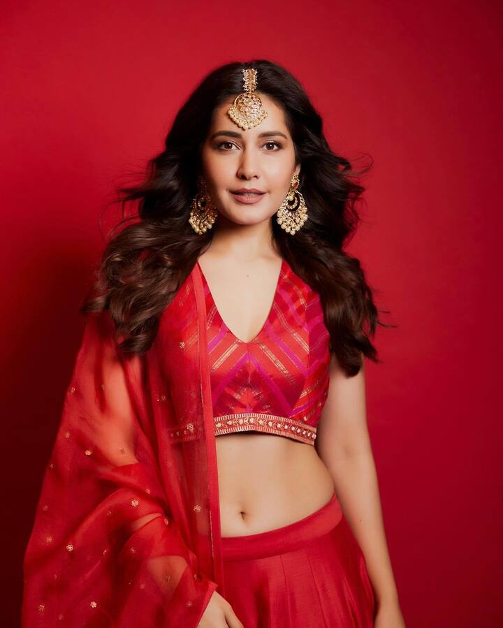 బెల్లం శ్రీదేవిగా సుప్రీమ్ సినిమాతో బొద్దుగా కనిపించిన రాశి... ఆతరువాత సన్నజాజి తీగలా మారింది. కుర్రకారు గుండెల్లో కలల రాణిగా మారింది. (Image credit: Instagram)