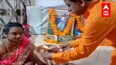 Diwali 2021 : पत्नीला लक्ष्मीचं स्थान, लक्ष्मीपूजनानिमित्त गजानन धामणे यांनी केलं पत्नीचं पूजन