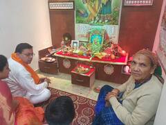 Diwali 2021: उत्तराखंड के सीएम पुष्कर सिंह धामी ने पैतृक स्थान खटीमा में मनाई दिवाली, देशवासियों को दी बधाई