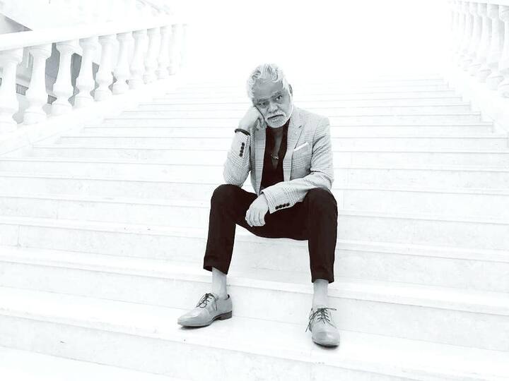 संजय मिश्रा ने हिंदी फिल्म ‘ओह डार्लिंग ये है इंडिया’ फिल्म से डेब्यू किया था. इस फिल्म में उनका बहुत छोटा रोल था. बाद में संजय मिश्रा को उनके कॉमेडी रोल्स के लिए बहुत पसंद किया गया. अजय देवगन की फिल्म ‘हंगामा’ में उन्होंने अपने रोल के लिए खूब तारीफें बटोरी.