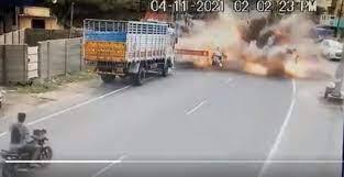 Puducherry: Father, son die after firecrackers loaded on scooter explode ਪੁਡੂਚੇਰੀ: ਸਕੂਟਰ 'ਤੇ ਲੱਦੇ ਪਟਾਕੇ ਫਟਣ ਨਾਲ ਪਿਓ-ਪੁੱਤ ਦੀ ਮੌਤ