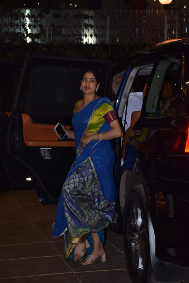 কপালে টিপ ও খোঁপায় বেশ মানিয়েছিল জাহ্নবীকে। বলি নায়িকা গাড়ি থেকে নামতেই পাপারাৎজিদের লেন্সবন্দি হন তিনি।