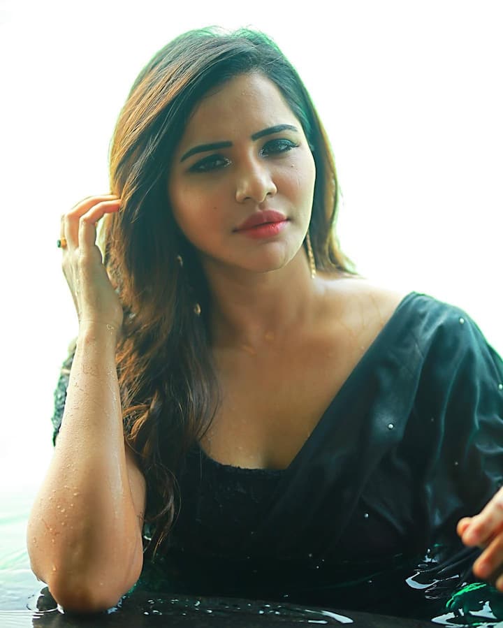 మొన్నామధ్య రామ్ గోపాల్ వర్మతో ఆమె చేసిన ఇంటర్య్వూ చాలా విమర్శలకు గురైంది. (Image credit: Instagram)