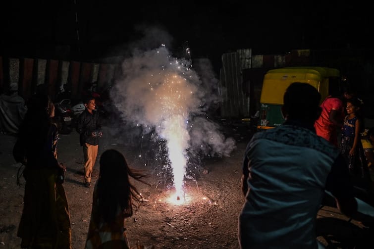 Diwali 2021: दिवाली पर दिल्ली में फायर डिपार्टमेंट को मिली आग लगने की 152 कॉल, पिछले साल से 25 फीसदी कम