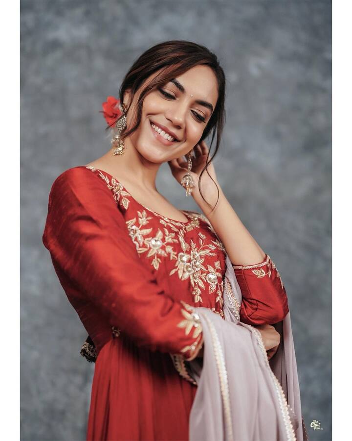 పెళ్లిచూపులు సినిమాతో క్రేజ్ తెచ్చుకున్నముద్దుగుమ్మ రితూవర్మ. ఆ సినిమా హిట్టైంది..ఆ తర్వాత అవకాశాలు వచ్చాయి కానీ ఆశించిన స్థాయిలో గుర్తింపు మాత్రం రావడం లేదు.   ఆ తర్వాత నటించిన 'కేశవ', నాని 'టక్ జగదీష్', 'వరుడు కావలెను' సినిమాల్లో ఆమె నటనకు మంచి మార్కులే వచ్చినా అమ్మడి ఫేట్ మారేలా మాత్రం లేదు.  ( Ritu Varma/Instagram)