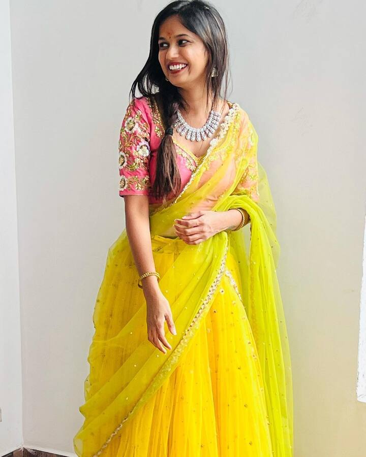 బిగ్ బాస్ కి ముందు అరియానా అంటే ఎవరో కూడా తెలియదు. కానీ బిగ్ బాస్4 తరువాత అరియానా కు ఫ్యాన్ ఫాలోయింగ్ పెరిగిపోయింది. (Image credit: Instagram)